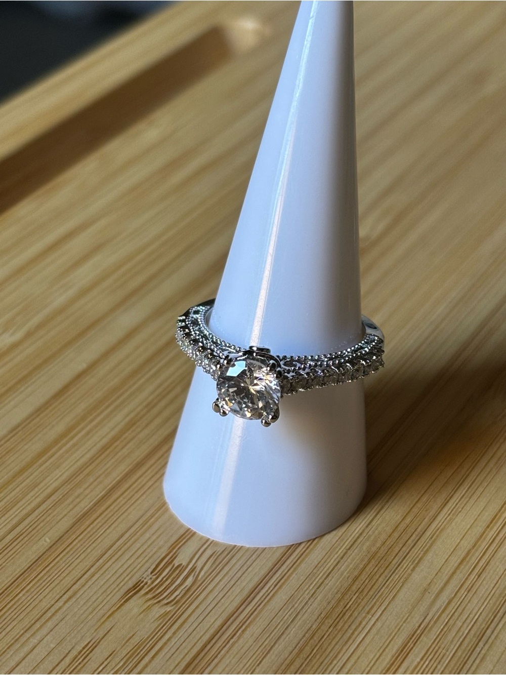 10K White Gold Solitaire Ring Size 8